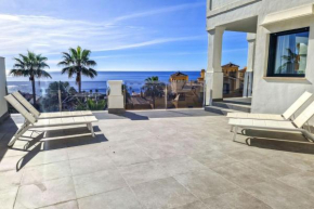 Beautiful 2 Bedroom Blue Suites sea views